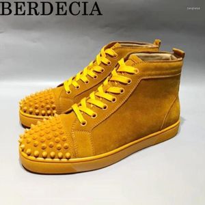 Sapatos casuais berdecia homens spikes rendas até rebanho couro cor amarela estilo lazer alta superior rebite chaussures masculino primavera tênis