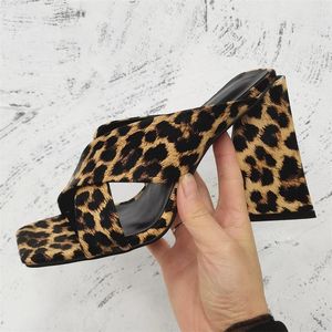 Klänningsskor Leopardtryck för damer Peep Toes Churry High Heels Crossover Bältes Sandaler Slippare Sexig fyrkantig tå Zapatos de Mujer