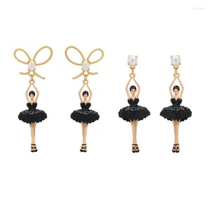 Brincos Pintados à Mão Esmalte Doce E Adorável Preto Ballet Menina Banhado A Ouro Arco Pérola Assimétrico