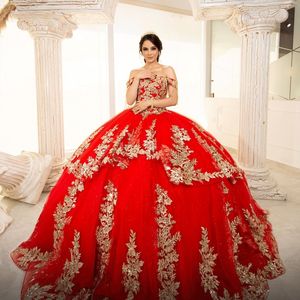 Luxury Red Quinceanera klänningar från axelbollklänningen korsett födelsedagsfest klänning guld applique spetspärlor tull vestidos de 15