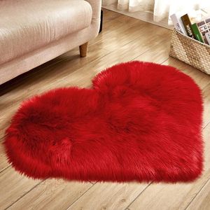 Carpets White Imitation Wool Heart-shaped Carpet Floor Mat Plush Living Room Bedroom Bedside Lovely Girl