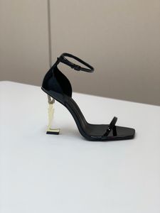 Rivetes de fivela prateada de couro genuíno embelezados sapatos de salto alto com caixa EUD3