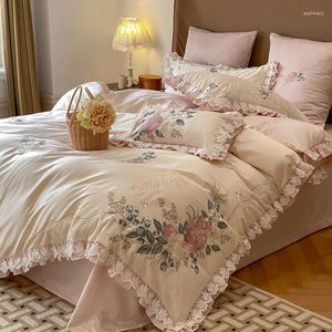 Conjuntos de cama de quatro peças Retro Pure Cotton Cetim Planta Flor Bordado Requintado Lace Patchwork Ruffled Quilt Cover Primavera Outono