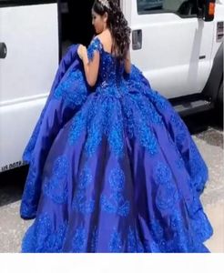 Королевские синие атласные платья Charro Quinceanera, бальные платья для кексов, выпускного вечера 2020, кружевное платье с открытыми плечами и кристаллами, мексиканское сладкое платье 16, жилет5752465
