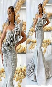Nya Silver One Shoulder Evening Dresses Long Lace Appliced ​​Mermaid Prom Dress Luxury Pärlade rufsar Formella festklänningar Robes de S6054709