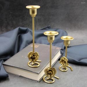 Candle Holders French Light Luxury Carved Iron Candlestick Metal Bar Table Ornaments Candlelight Dinner Holder Home Accessories Ornament