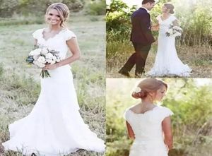 Скромные свадебные платья в стиле кантри 2018 года с зубчатым V-образным вырезом и рукавами с короткими рукавами. Маленькая линия. Скромные кружевные свадебные платья с закрытыми пуговицами9674388.