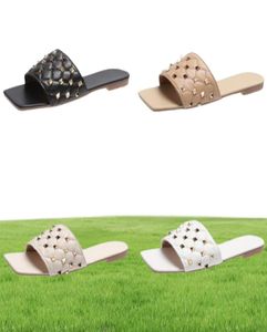 2021 mulheres rebite slides verão dedo do pé quadrado sandália plana sexy acolchoado chinelo parafuso prisioneiro preto branco couro slipon mules sapatos gr02584848