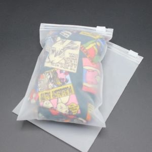 500st/Lot Anpassad logotyp Frosted Zip Seal Ziplock Plastpåsar Dragkedja Väskor för klädrockar Jeans Hoodies Package