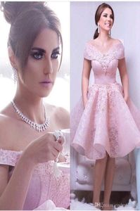 2019 Krótkie mini seksowne różowe sukienki z domu na ramię koronkowe aplikacje Otwórz krótkie impreza sukienki ukończenia szkoły plus size Cockta1201836