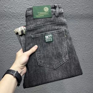 Sommar denim jeans för män smala passande solida byxor cowboy stretchblått italienska nya byxor lyx tryckt smal designer jeans man