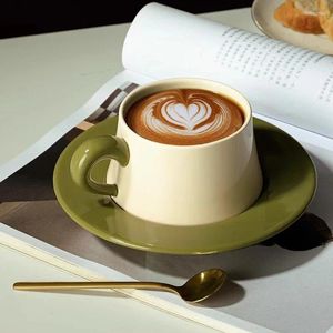 カップソーサーオフィスチャームコーヒーカップハンドルモダンレストランかわいいセラミックティー再利用可能な英語ノルディックタザセラミカピースチャイナセット