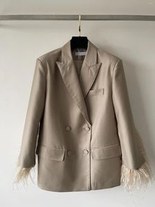 Modelos de jaquetas femininas outono e inverno!Um paletó.O punho é costurado à mão, pele de avestruz super luxuosa e de alta qualidade.