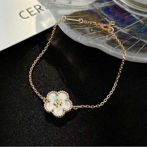 Designer charm Van High Version Plum Blossom Necklace Womens 18K Gold Plating White Fritillaria Light Luxury Petal Clavicle Jewelry jewelry