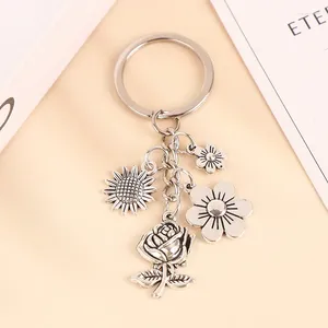 Nyckelringar Rose Flower Key Chain Metal Staty Pendant Car Ring Ryggsäck Charms Bag Decor Smycken Tillbehör