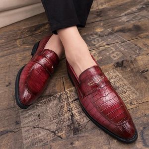 Повседневная обувь Красные лоферы Мужские без шнуровки с острым носком на толстой подошве Дизайнерские мужские удобные кожаные мокасины