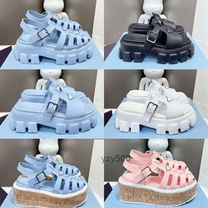 S 2023 Kvinnor Foam Rubber Sandals Fashion Designer Vintage Beach Womens Platform Metal Buckle Sandal Flat Slides tofflor Skor Storlek 35-40 K14M