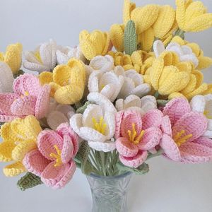 Flores decorativas feitas à mão Tulips Bouquet de buquê tricotado à mão Mesa de casa artificial falsa Decorar para o presente do Valentine do casamento