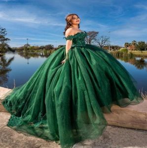 2022 Vintage Emerald Green Quinceanera Dresses spetsapplikationer kristallpärlor från axeln spetsar uppåt tulle puffy bollklänning parti 7126743