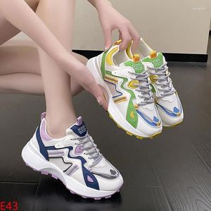 Casual Shoes 2024 Koreansk utgåva Kvinnors mångsidiga tjocka sula Sportkontrast Färgstudentbräda Sneakers Women