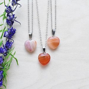 Halsketten mit Anhänger, kleine Karneol-Herz-Halskette, silberfarbener Edelstein, exquisites Geschenk für Freundin