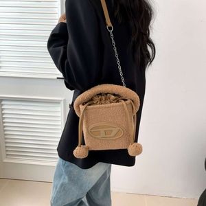 7a Bolsa de Ombro de Luxo Venda de Fábrica Bem Dignada Corrente de Cabelo de Cordeiro Bonito Pequeno Quadrado para Outono e Inverno Nova Dingdang Pendulares Único Crossbody Feminino