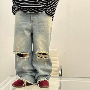 Byxor barn kläder barn stiliga denim byxor 2024 vår jeans amerikansk stil mode rippade rå kant för pojkar och flickor