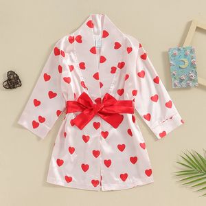 04y Baby Girls Robe Pajama Długie rękawie nadruk sercowy satynowy kimono sutowa z paskiem maluchową odzież 240325