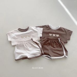 Set di abbigliamento 2024 Coreano Ins Estate Infantile Neonati maschi 2PCS Clothrs Set Mussola Top a maniche corte Pantaloncini larghi Completo da bambino