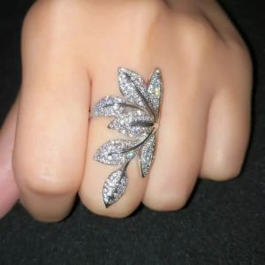 Huitan Sparkling Leaf Rings Kvinnor Bling Bling Crystal Cubic Zirconia Luxury Wedding Party Kvinnliga fingerringar Uttalande smycken