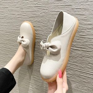 Freizeitschuhe, zwei Arten zu tragen, Schleife, Mokassins, Damen, runde Zehenpartie, Ausschnitt, Frühling/Sommer, einzelne weiche Leder-Oma-Flats, große Größe 41–43