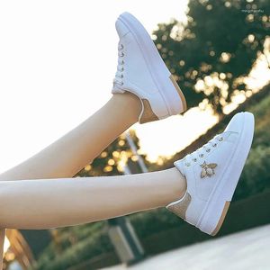 Casual Shoes 2024 Spring Mångsidig läderbelagd vattentät kvinnor Student Butterfly Board Tie-Up Korean Platform