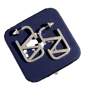 Letter V Designer Stud Earing Women Fashion Hoop smycken pärla örhänge