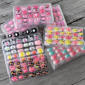 24pcsbox Candy Kids False Nail Cartoon Full Cover Press auf gefälschten Nägeln Tipps Kawaii Acrylkünstiger Fingernägel für Mädchen 240430