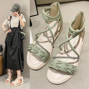 Sandali 2024 Fashion in stile coreano Donne scarpe pianeggianti da donna tacchi quadrati eleganti estate fuori croce in pelle vetrini femminile femminile