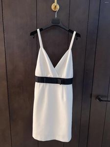 Vestidos casuais 2024 Vestido de primavera/verão Sling requintado e elegante cintura em vibra contraste branco preto curto