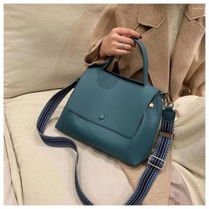 Borse a tracolla semplicemente borsa in pelle in pelle PU per donne 2024 Spring Solid Color Messenger Chain Travel Piccola borsa