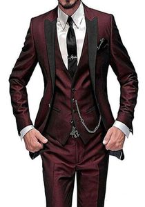 Nuovo Fashion Slim Fit Burgundy Groom Suit Eccellente Groomsman Men Formale Wedding Suit Prom Party Tre pezzi BlazerPantVest1590058