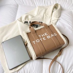 2024 Bolsa de chaque de inverno Pu bolsas femininas de couro grandes bolsas de ombro casuais costura de lã bolsa de moda para mulheres meninas