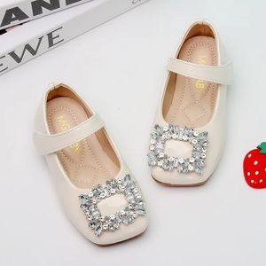 Sapatos de couro para meninas chiques estilo coreano strass buckle little kids grandes princesas mary jane infantil vestido de moda de moda doce 240416
