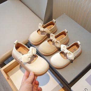 Flickor läderskor vår höst baby flickor bow mode prinsessa barn skor koreansk stil små barn Mary Janes PU 240416