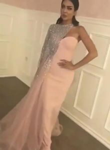 2017 Prom Dresses Matt Pink Sheath Split aftonklänningar med blingbling silver sequined pärlast asymmetrisk en axel udde och 6227021