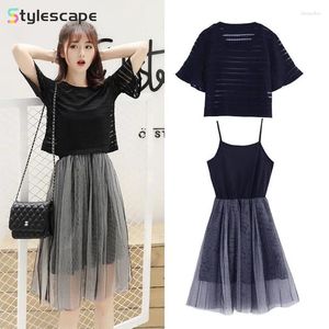 Arbetsklänningar Girls visar upp sin höjd i sommaren koreansk version av Thin Gaze Women's Black T-shirt i kombination med en Suspender Dress Set