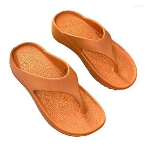 Scarpe casual pantofole da donna all'aperto indossano un pendenza spessa con apolatura con coppie pizzicano i piedi per pulire i sandali della spiaggia e