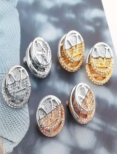Europa America Style Jewelry Sets Lady Mulheres gravadas v Iniciais l To V Double Color Coin Setting Brincos de Diamond Stud M69584175173