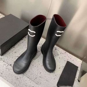 Chanel Вы Kleine Duft mittelhärme Regenstiefel für Frauen 2023 Edition rot in der langen Knielänge Gummi -Regenschuhe Dicke Soled High T220923