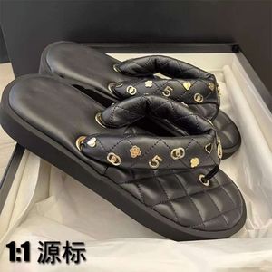 Slipperador de designer canal de sandália Número do alfabetismo Botão Slippers de pão de verão Nova edição coreana grossa de beliscão de toe de dedo do dedo do pé