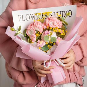 装飾的な花が母の日のための花の編み花の花束のかぎ針編み包装袋付きの手作りのローズブーケの家の装飾