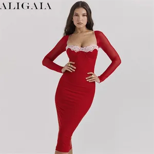 Vestidos casuais Aligaia 2024 elegante colarinho quadrado sexy de manga longa Lace Patckwork Dress Red High Woll Hollow Out Midi Evening Party Wear