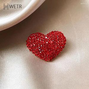 Broches cheios de diamantes Red Love Love High-De How Fomen Feminina Pins Fixed Roupas e um design de nicho sensível